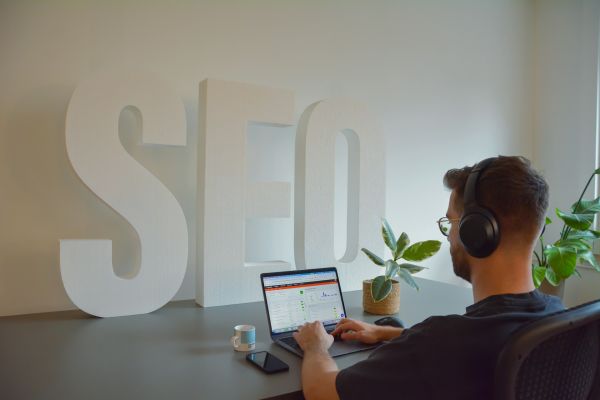 Comment surmonter les défis du référencement avec une agence SEO à Tarbes